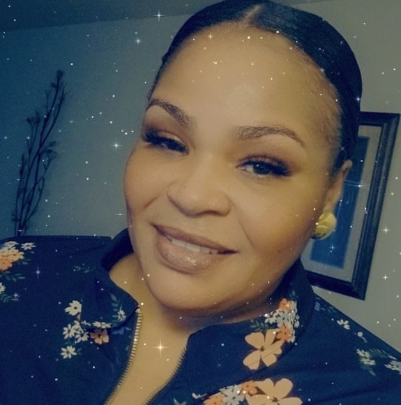 Poshmark profile picture for @momoh